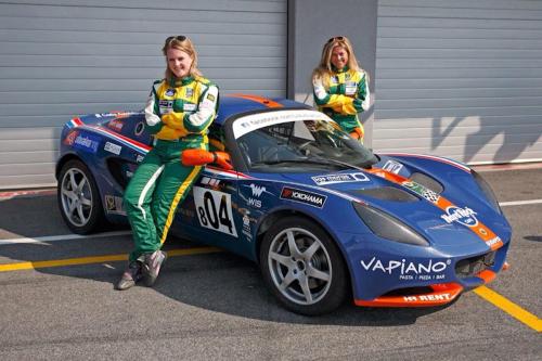 Girlpower: Nederlandse Lotus-rijdster oppermachtig naar dubbelzege